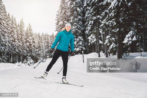 愉快的越野滑雪者接近終點線 - 越野滑雪 個照片及圖片檔