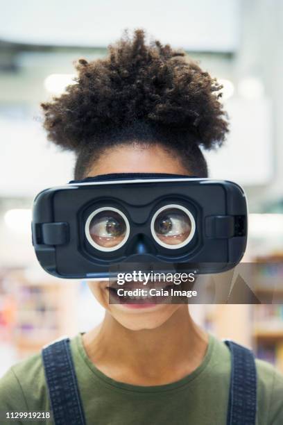 portrait silly, cross-eyed junior high girl student wearing virtual reality simulator - cross eyed 個照片及圖片檔
