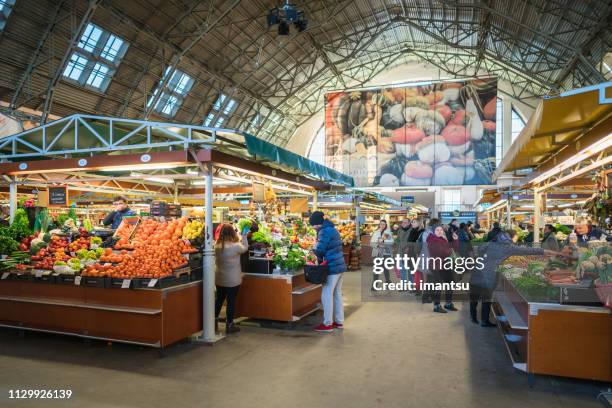 centrale markt van riga, plantaardige sectie - riga stockfoto's en -beelden