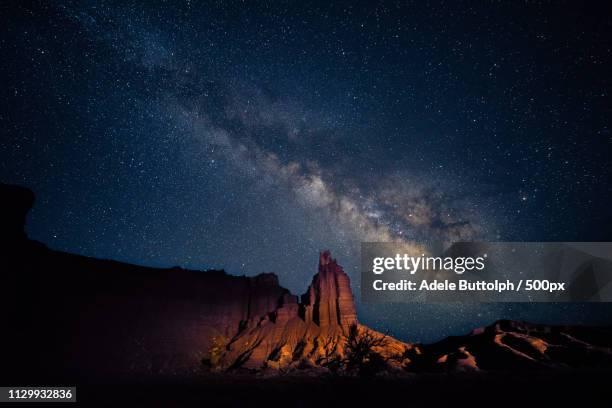 milky way over chimney rock - capitol reef national park fotografías e imágenes de stock