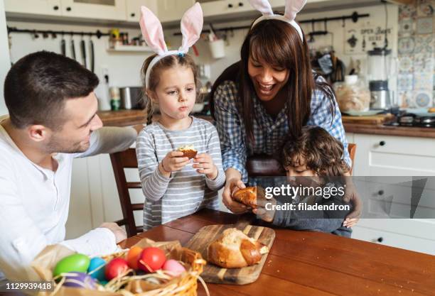 familia comiendo pan de pascua - sweet bread fotografías e imágenes de stock