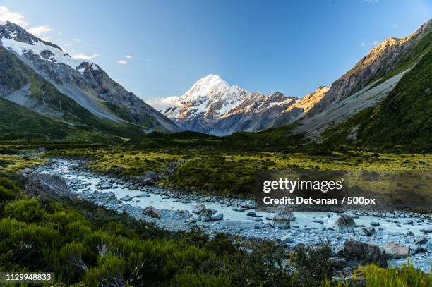 hooker valley treck, new zealand - neuseeländische alpen stock-fotos und bilder