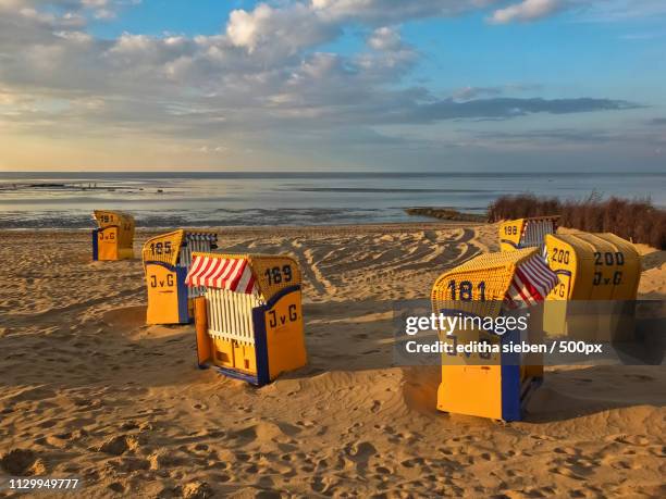 strandkörbe am abend - strand abend fotografías e imágenes de stock