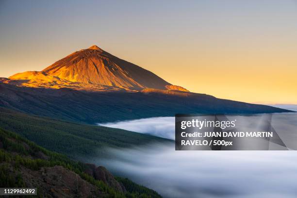 views of teide with clouds - tenerife - fotografias e filmes do acervo