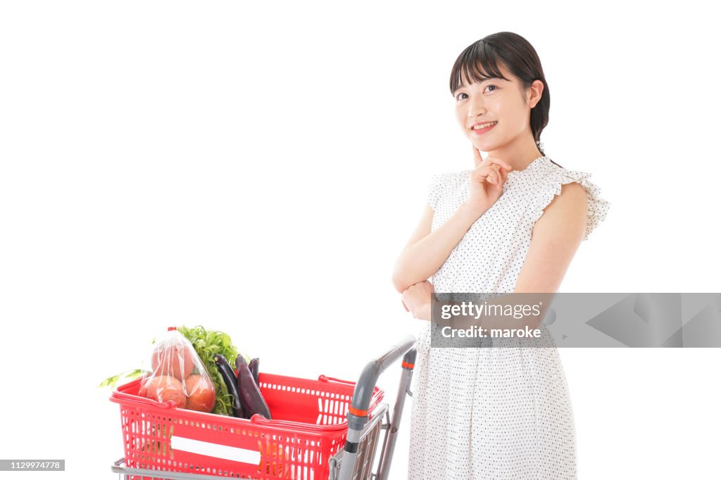 Joven mujer de compras en el supermercado