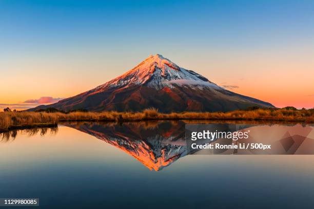 mt taranaki - volcano imagens e fotografias de stock
