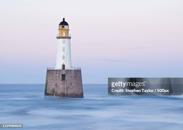 rattray head lighthouse - grampian scotland photos et images de collection