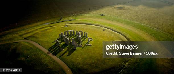 before the crowds arrive - stonehenge stockfoto's en -beelden