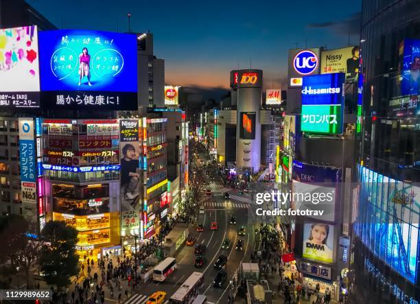 tokyo, shibuya crossing at night - shibuya crossing stock pictures, royalty-free photos & images