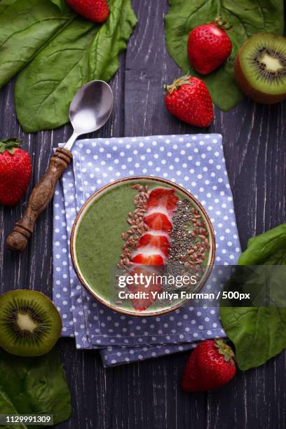 smoothie bowl with spinach - flax seed fotografías e imágenes de stock