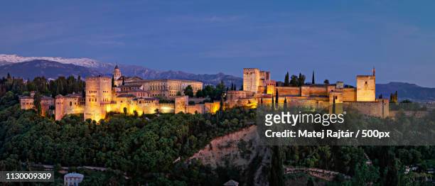 panorama of alhambra at dusk - albaicín fotografías e imágenes de stock