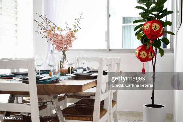 modern dining table set for chinese new year - chinese new year lantern festival imagens e fotografias de stock