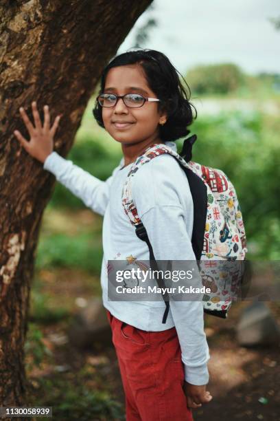 portrait of a tween (9-10 years) age girl - 8 9 years imagens e fotografias de stock