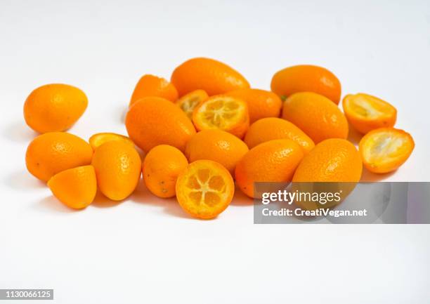 kumquats, halved - orgánico 個照片及圖片檔