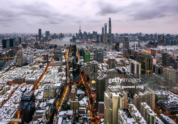 shanghai panoramic skyline under heavy snow - 商務 stock-fotos und bilder