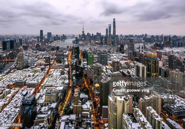 shanghai panoramic skyline under heavy snow - 目的地 foto e immagini stock