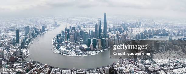 aerial panoramic skyline of shanghai under heavy snowfall - 街道 stock-fotos und bilder