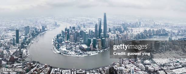 aerial panoramic skyline of shanghai under heavy snowfall - 國際名勝 - fotografias e filmes do acervo