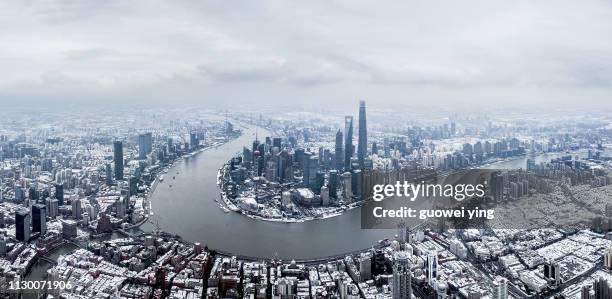 aerial panoramic skyline of shanghai under heavy snowfall - 名勝古蹟 stockfoto's en -beelden