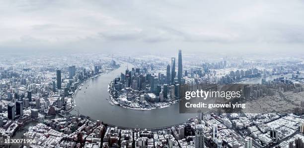 aerial panoramic skyline of shanghai under heavy snowfall - 國際名勝 - fotografias e filmes do acervo
