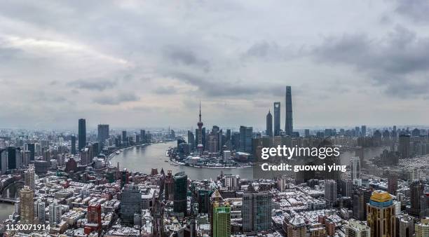 aerial panoramic skyline of shanghai under heavy snowfall - 國際名勝 - fotografias e filmes do acervo