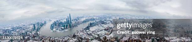 aerial panoramic skyline of shanghai under heavy snowfall - 目的地 foto e immagini stock