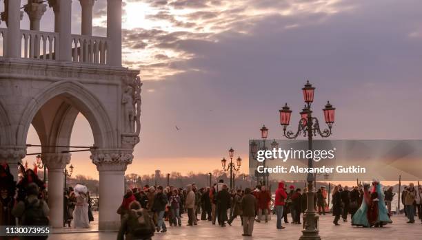 piazza san marco on sunset, venice, italy - carnaval de venecia fotografías e imágenes de stock