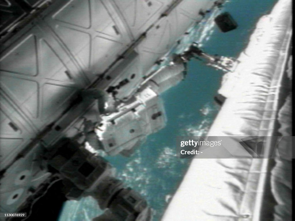 US-SPACE-ATLANTIS CREW WORKS OUTSIDE STATION 03
