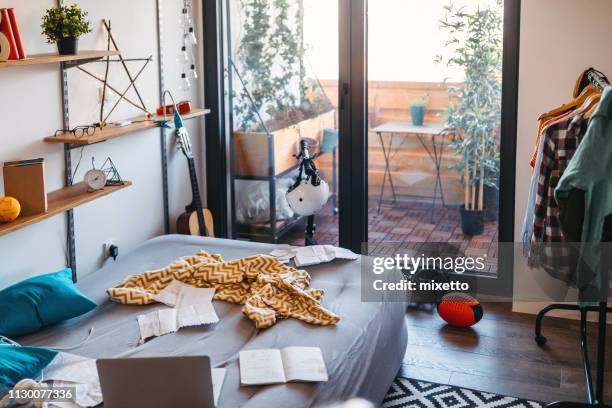 knoeien in een tiener kamer - messy bedroom stockfoto's en -beelden