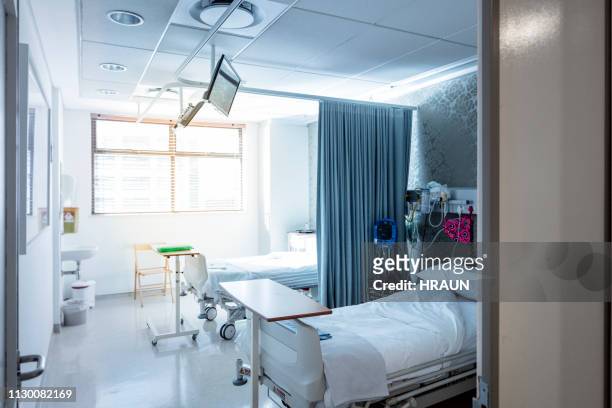 interior of brightly lit empty hospital ward - hospital ward stock pictures, royalty-free photos & images