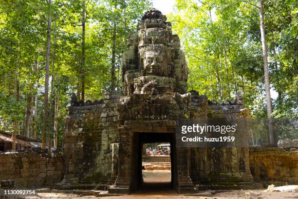 kannon bosatsu gate, ta som, siem reap, cambodia - 記念建造物 stock-fotos und bilder