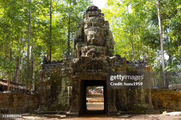 kannon bosatsu gate, ta som, siem reap, cambodia - 荒廃した fotografías e imágenes de stock