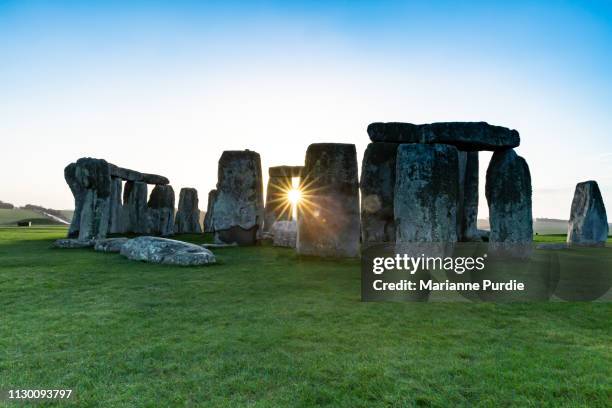 stonehenge in the early morning - paganismo imagens e fotografias de stock