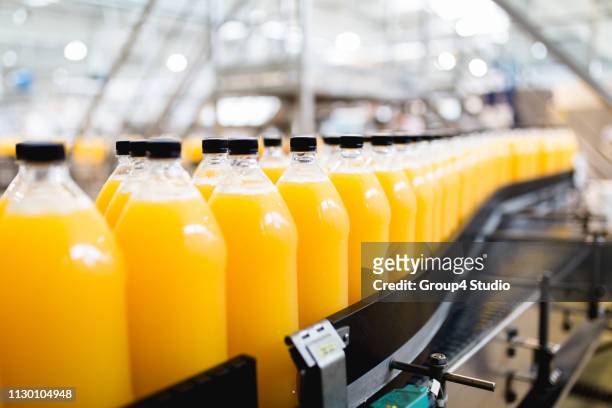 abfüllanlage - orange juice stock-fotos und bilder