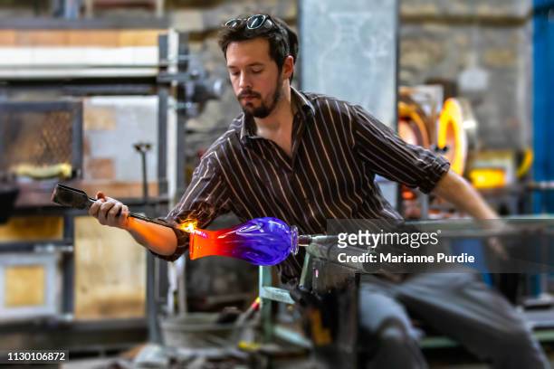a man working with molten glass - glass blowing - fotografias e filmes do acervo