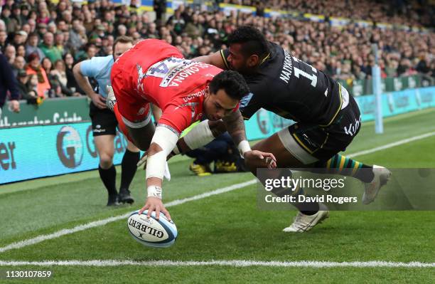 Denny Solomona of Sale Sharks dives in for a second half try despite being challenged by Taqele Naiyaravoro during the Gallagher Premiership Rugby...