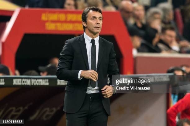 Coach Bulent Korkmaz of Antalyaspor during the Turkish Spor Toto Super Lig football match between Galatasaray SK and Antalyaspor AS at the Türk...