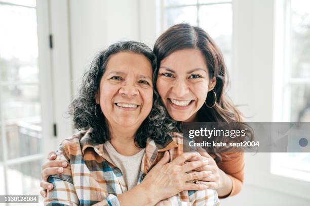 mothers day everyday - mother daughter hispanic stock pictures, royalty-free photos & images