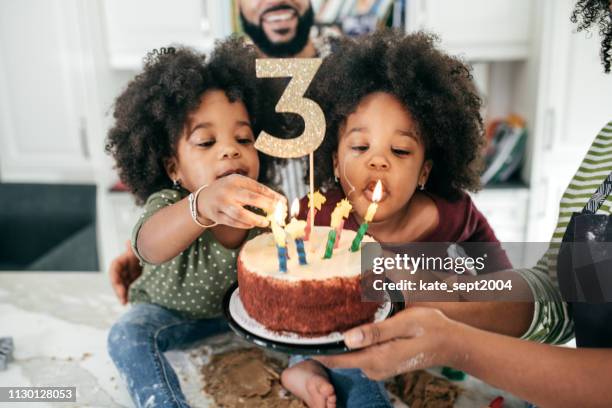 familjen firar 3d födelsedag - twin bildbanksfoton och bilder