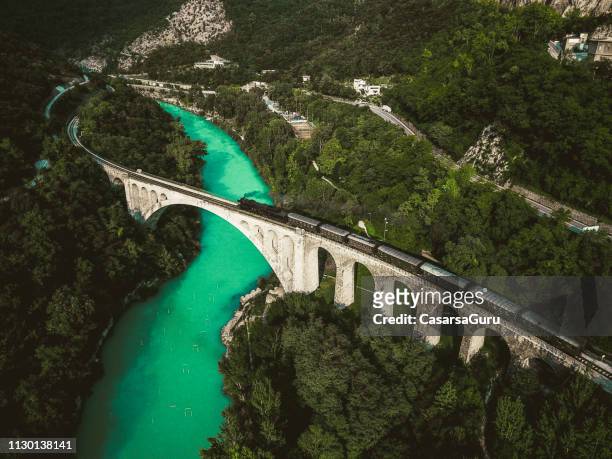 tiro de abejón del histórico viejo tren paso solkan de puente de piedra sobre el río soča - eslovenia fotografías e imágenes de stock