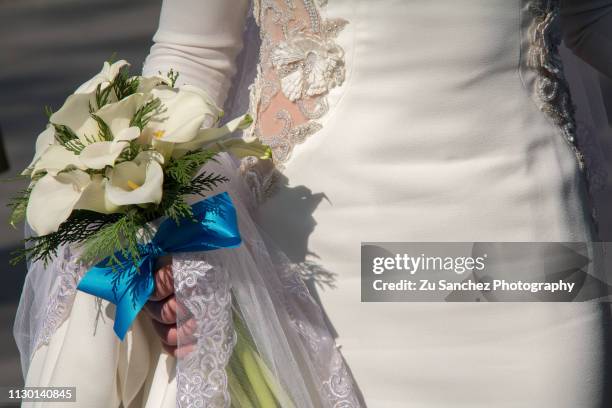 dressed in white towards her wedding - festivo stock pictures, royalty-free photos & images