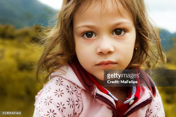 portrait de grave 4-year-old girl, regardant la caméra - 4 5 ans photos et images de collection