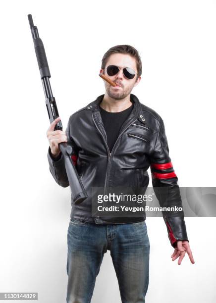 man in black leather jacket and sunglasses with gun - killer stockfoto's en -beelden