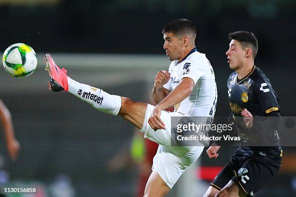 Victor Malcorra of Pumas struggles for the ball with Francisco... News ...