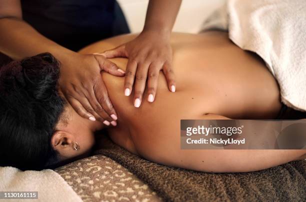 masaje relajante en el spa de belleza - black massage therapist fotografías e imágenes de stock