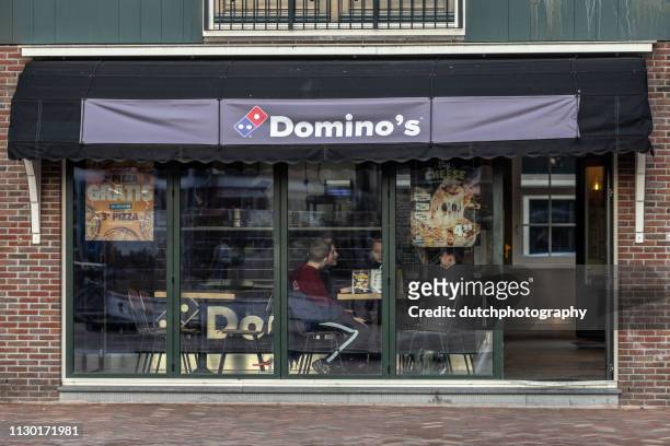 ingang van domino pizza in volendam, nederland - ingang stock-fotos und bilder