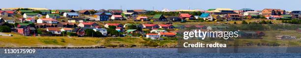 vista de port stanley do porto - port stanley falkland islands - fotografias e filmes do acervo