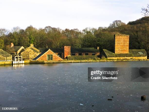 frozen mill pond above old iron works - silentfoto sheffield stock-fotos und bilder