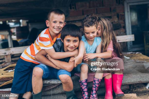 ritratto di bambini in fattoria - casa famiglia foto e immagini stock