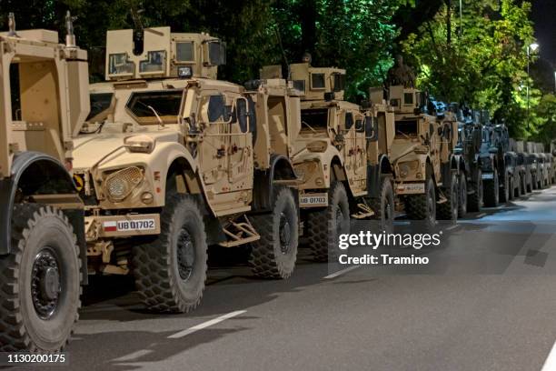 taktische fahrzeug oshkosh m-atv mrap fahrzeuge geparkt auf der straße in der nacht - militärisches landfahrzeug stock-fotos und bilder